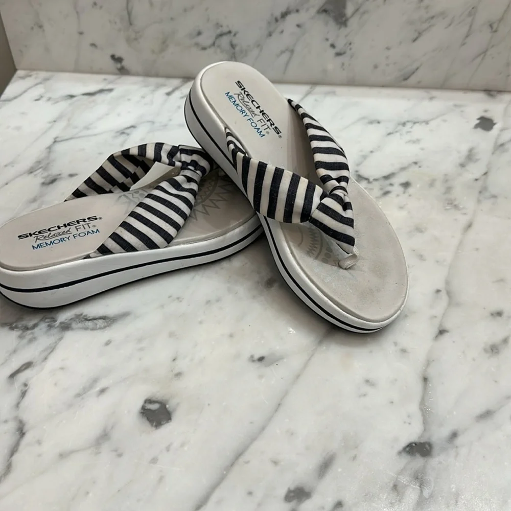 Sketchers Upgrade thong sandal nautical stripe EUC size 6 navy white